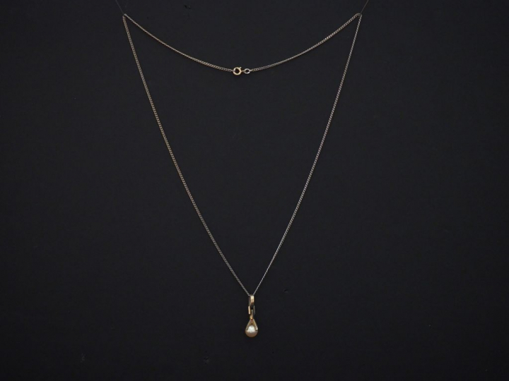 	Pendentif en or blanc, serti d’un perle blanche et sa chaine en or gr