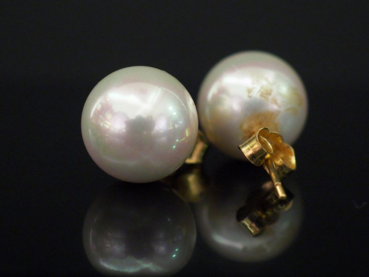 Paire de perces oreilles en or jaune et perles. Poids tel. 5,68 g