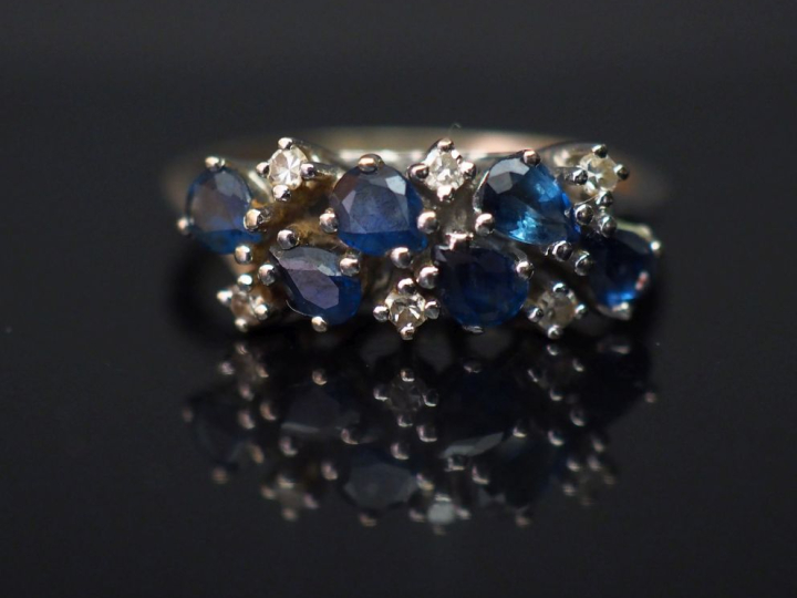 	Bague jonc en or blanc, sertie de six saphirs et six petits diamants.