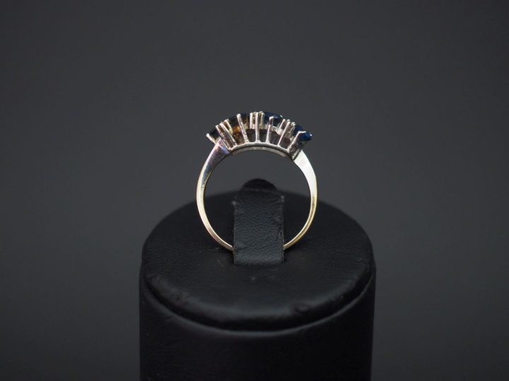 	Bague jonc en or blanc, sertie de six saphirs et six petits diamants.