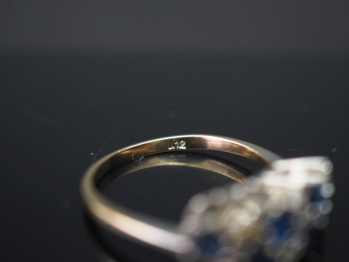 	Bague jonc en or blanc, sertie de six saphirs et six petits diamants.