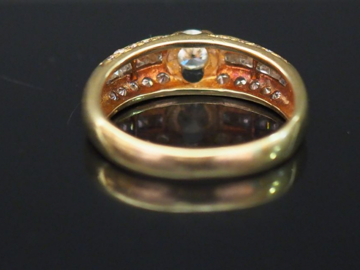 Bague jonc en or jaune, sertie en son centre d’un diamant de 0,33 ct é