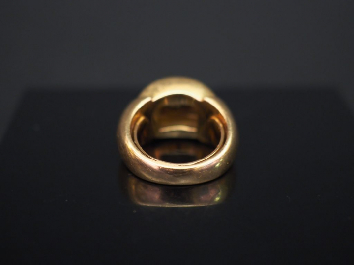 Bague dôme en or jaune, sertie en son centre d’un diamant taille ancie