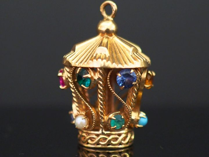 	Pendentif en or jaune, en forme de case, à décor de filigranes, de pi