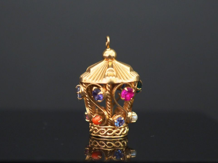 	Pendentif en or jaune, en forme de case, à décor de filigranes, de pi