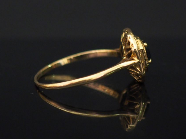 	Bague de style Art déco de forme octogonale en or jaune, sertie en so