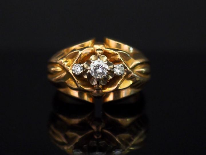 	Bague dôme de style 1940 en or jaune, sertie en son centre d’un diama