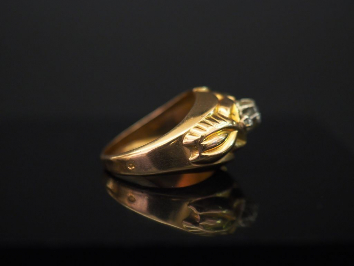 	Bague dôme de style 1940 en or jaune, sertie en son centre d’un diama