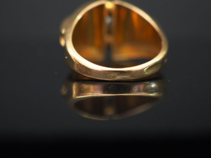 	Bague dôme de style 1940 en or jaune, sertie en son centre d’un diama