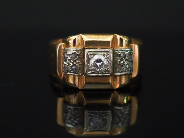 Bague « tank » de style 1940 en or jaune, sertie  d’un petit diamant c