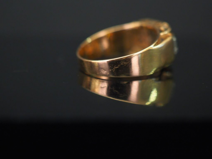 Bague « tank » de style 1940 en or jaune, sertie  d’un petit diamant c