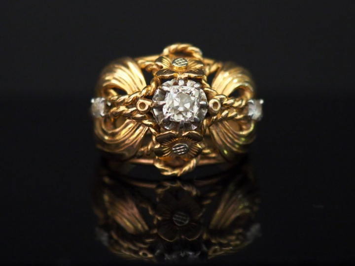 Bague dôme de style 1900 en or jaune, sertie en son centre d’un diaman