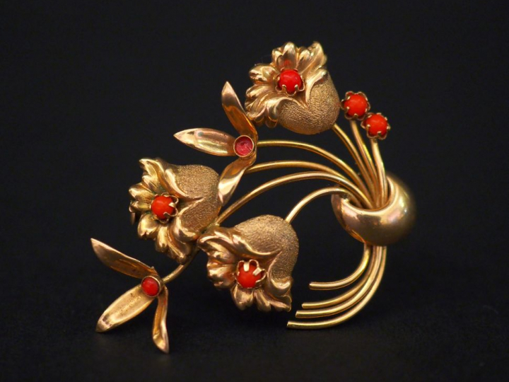 Broche 1900 en or jaune et corail en cabochon, en forme de gerbe de fl