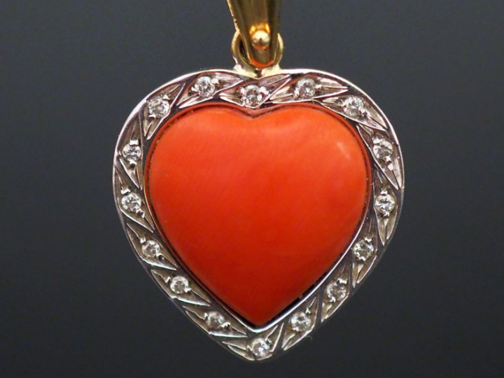 Pendentif deux tons d’or en forme de coeur, serti de corail en son cen