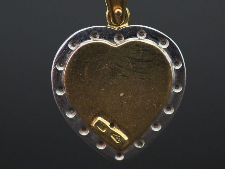 Pendentif deux tons d’or en forme de coeur, serti de corail en son cen