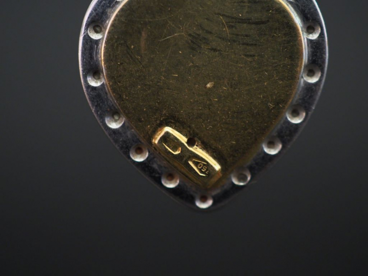 Pendentif deux tons d’or en forme de coeur, serti de corail en son cen