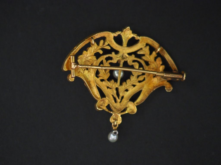 	Broche/pendentif Art Nouveau en or jaune et  perles dont une en pende