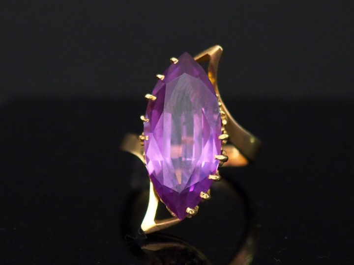 Bague de forme stylisée en or jaune, sertie d’une améthyste. Jolie mon