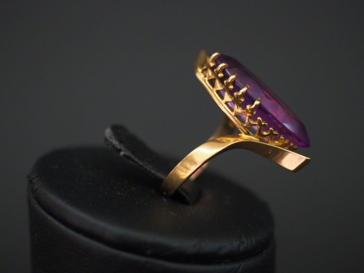 Bague de forme stylisée en or jaune, sertie d’une améthyste. Jolie mon