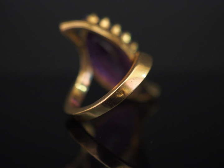 Bague de forme stylisée en or jaune, sertie d’une améthyste. Jolie mon