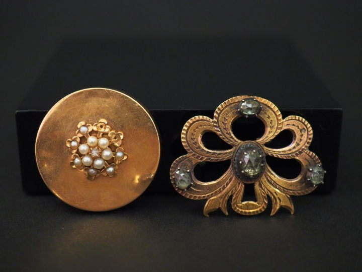 Broche ronde Napoléon III en or jaune, à décor en son centre d’une fle