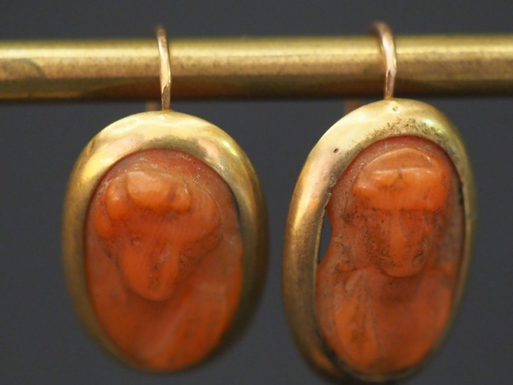 Paire de perces oreilles Napoléon III en or jaune  et corail en camée,