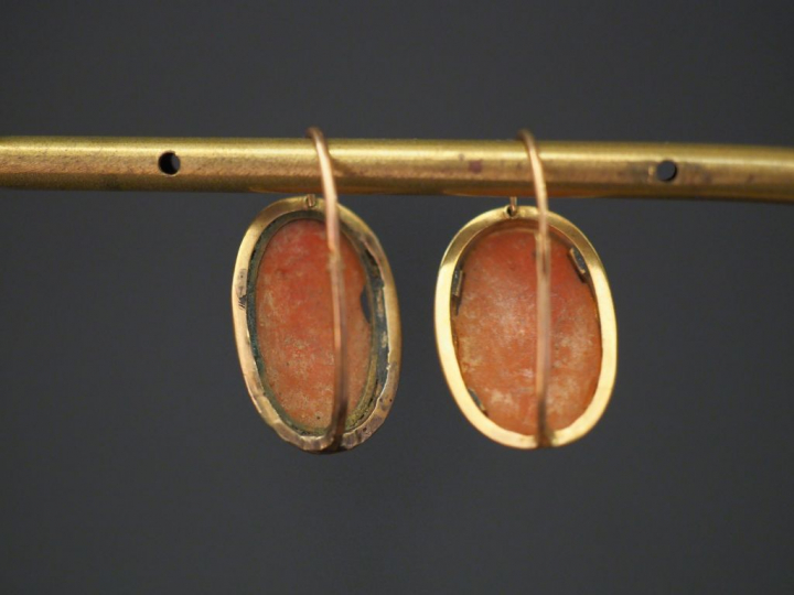 Paire de perces oreilles Napoléon III en or jaune  et corail en camée,
