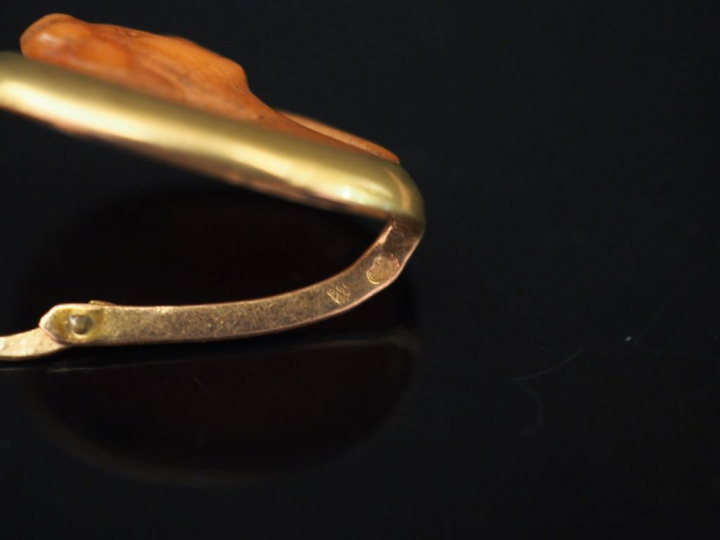 Paire de perces oreilles Napoléon III en or jaune  et corail en camée,