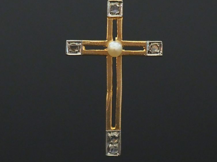 Pendentif ajouré en forme de croix en or jaune, à  décor en d’une perl