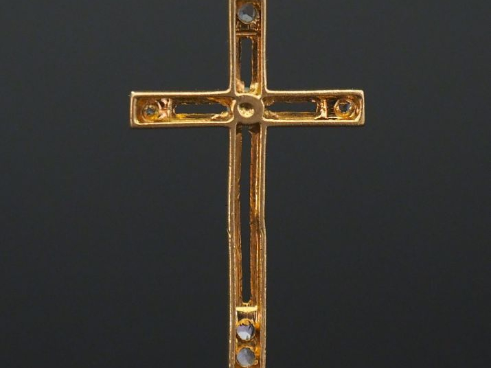 Pendentif ajouré en forme de croix en or jaune, à  décor en d’une perl
