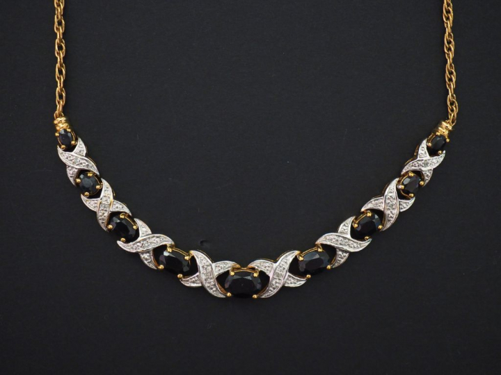 Collier en or jaune 9K, retenant des motifs tressés sertis en leur cen