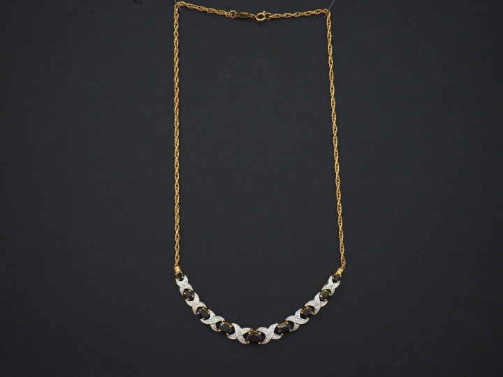 Collier en or jaune 9K, retenant des motifs tressés sertis en leur cen