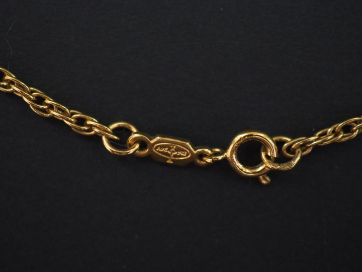 Collier en or jaune 9K, retenant des motifs tressés sertis en leur cen