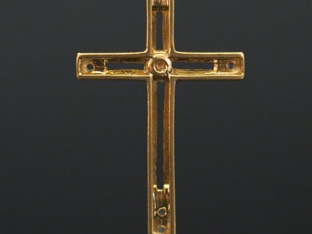 Pendentif ajouré en forme de croix en or jaune.  Les extrémités sertie