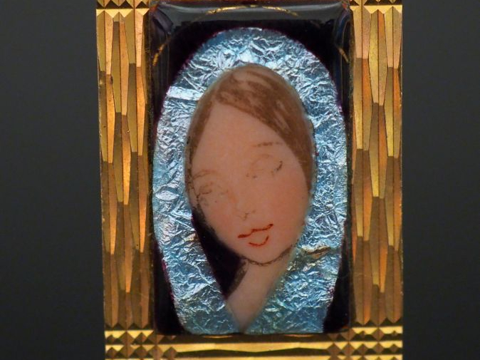 	Pendentif rectangulaire en or jaune, serti en son centre d’un émail p