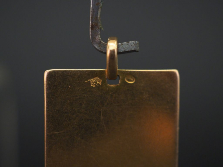 	Pendentif rectangulaire en or jaune, serti en son centre d’un émail p