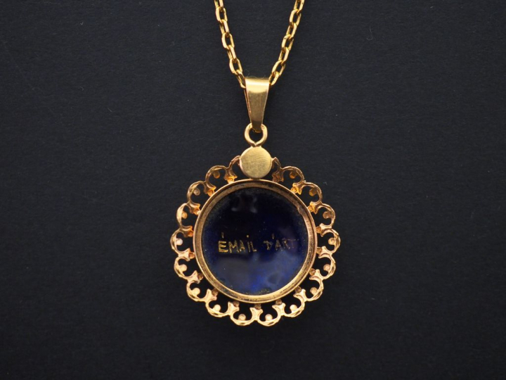 	Pendentif en or jaune, serti en son centre d’un émail, à décor polych
