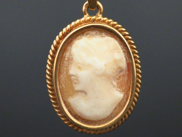 	Pendentif en or jaune, serti en son centre d’un camée figurant une je