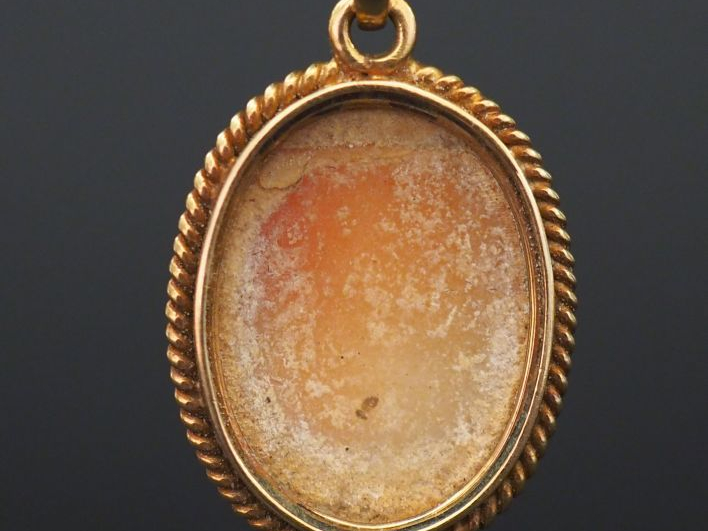 	Pendentif en or jaune, serti en son centre d’un camée figurant une je