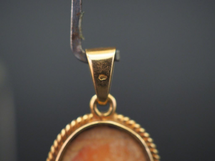 	Pendentif en or jaune, serti en son centre d’un camée figurant une je