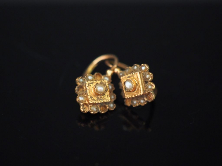 Paire de perces oreilles Napoléon III en or jaune 14K  et perles, en f