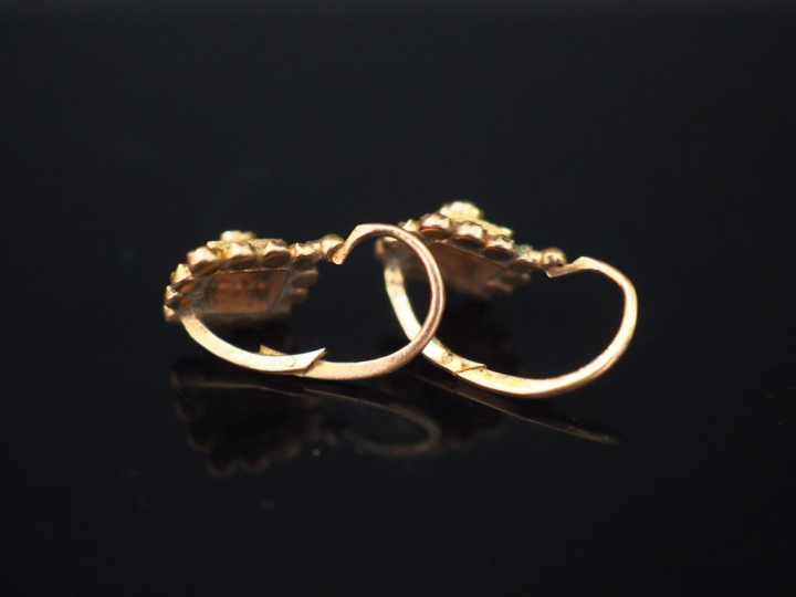 Paire de perces oreilles Napoléon III en or jaune 14K  et perles, en f