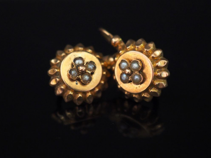 Paire de perces oreilles Napoléon III en or jaune 14K  et perles. Poid
