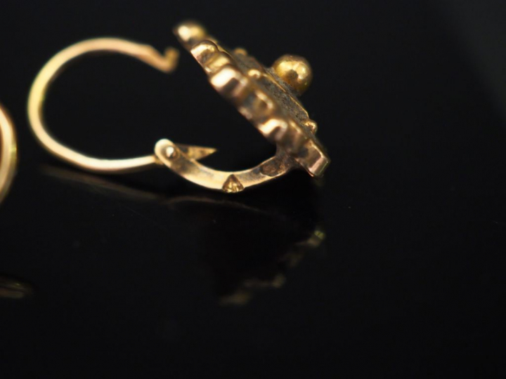 Paire de perces oreilles Napoléon III en or jaune 14K,  en forme de lo