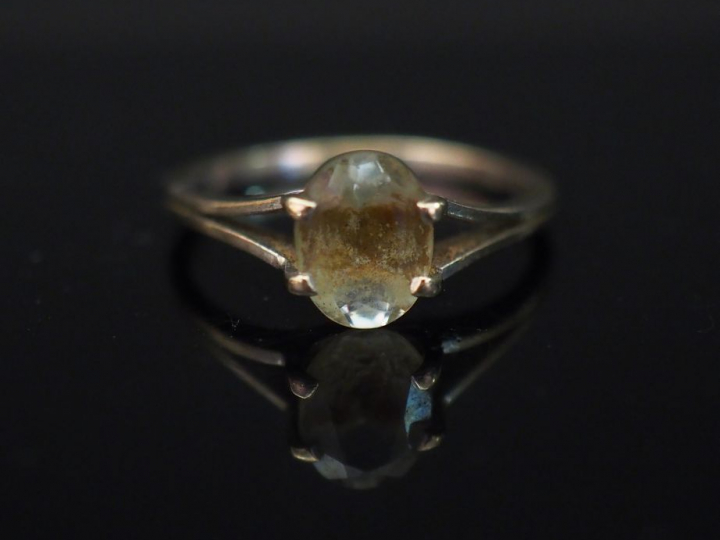 Bague en or blanc, sertie d’une pierre à l’imitation du diamant. TDD. 