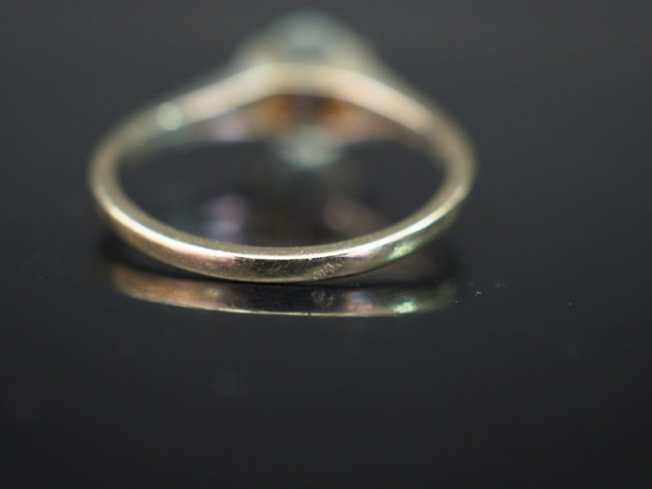 Bague en or blanc, sertie d’une pierre à l’imitation du diamant. TDD. 