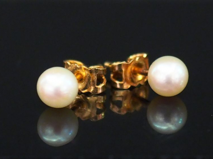 	Paire de perces oreilles en or jaune et perles. Poids tel. 1,48 g