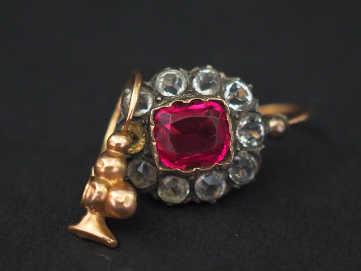 	Perce oreille en or jaune, serti en son centre d’une  pierre rose ent