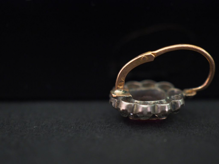 	Perce oreille en or jaune, serti en son centre d’une  pierre rose ent