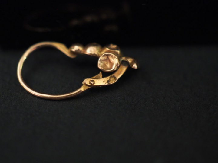 	Perce oreille en or jaune, serti en son centre d’une  pierre rose ent